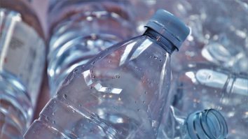 Apa îmbuteliată conține de peste 100 de ori mai multe nanoparticule de plastic. Octavian Berceanu: „Plasticul pătrunde peste tot”