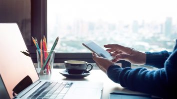 Utilizarea telefonului personal la locul de muncă poate reduce stresul. Ce arată datele unui nou studiu