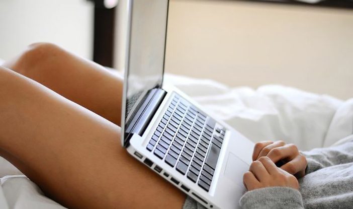Aproape două treimi dintre tineri sunt acum dependenți de pornografia online. Ce dezvăluie noile cercetări