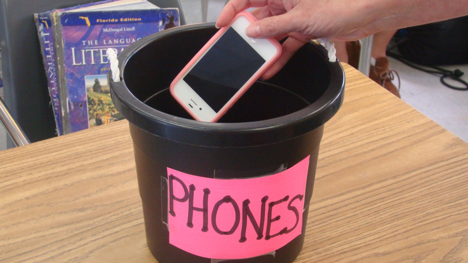 Telefonele mobile, interzise în tot mai multe școli din SUA