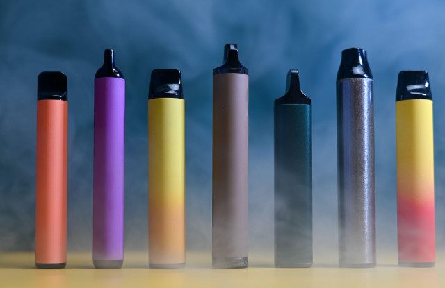 Vape-urile electronice de unică folosință urmează să fie interzise în Marea Britanie. Guvernul vrea să înăsprească pedepsele