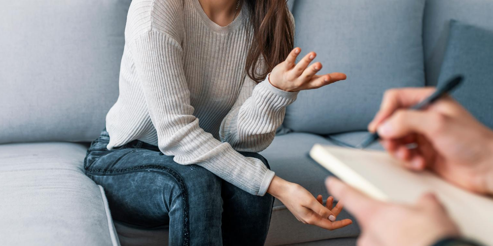 Tinerii din ziua de azi aleg să se destăinuie unui chatbot în locul terapiei reale. Psiholog: „A.I. va înlocui psihologia și psihiatria în următorii 20 de ani”