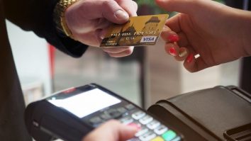 STUDIU. Partea întunecată a bacșișului cu cardul:  Ce au descoperit experții?