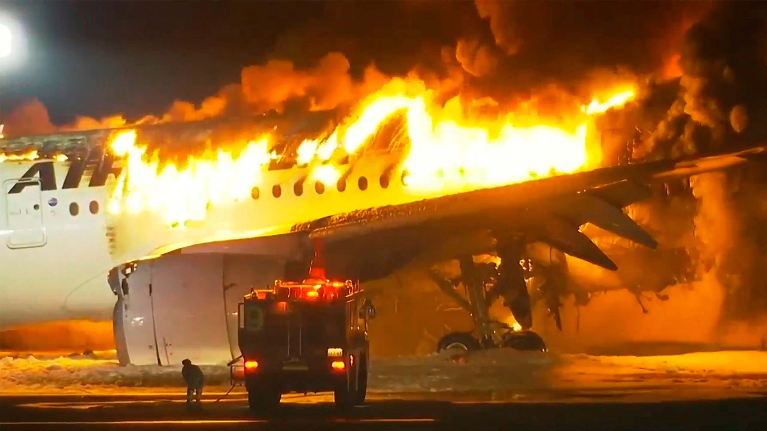 Regulile de siguranță „scrise cu sânge” au salvat vieți în accidentul aviatic de la Tokyo