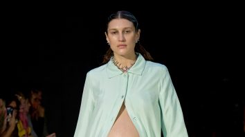 FOTO. Maddie Moon defilează gravidă la New York Fashion Week