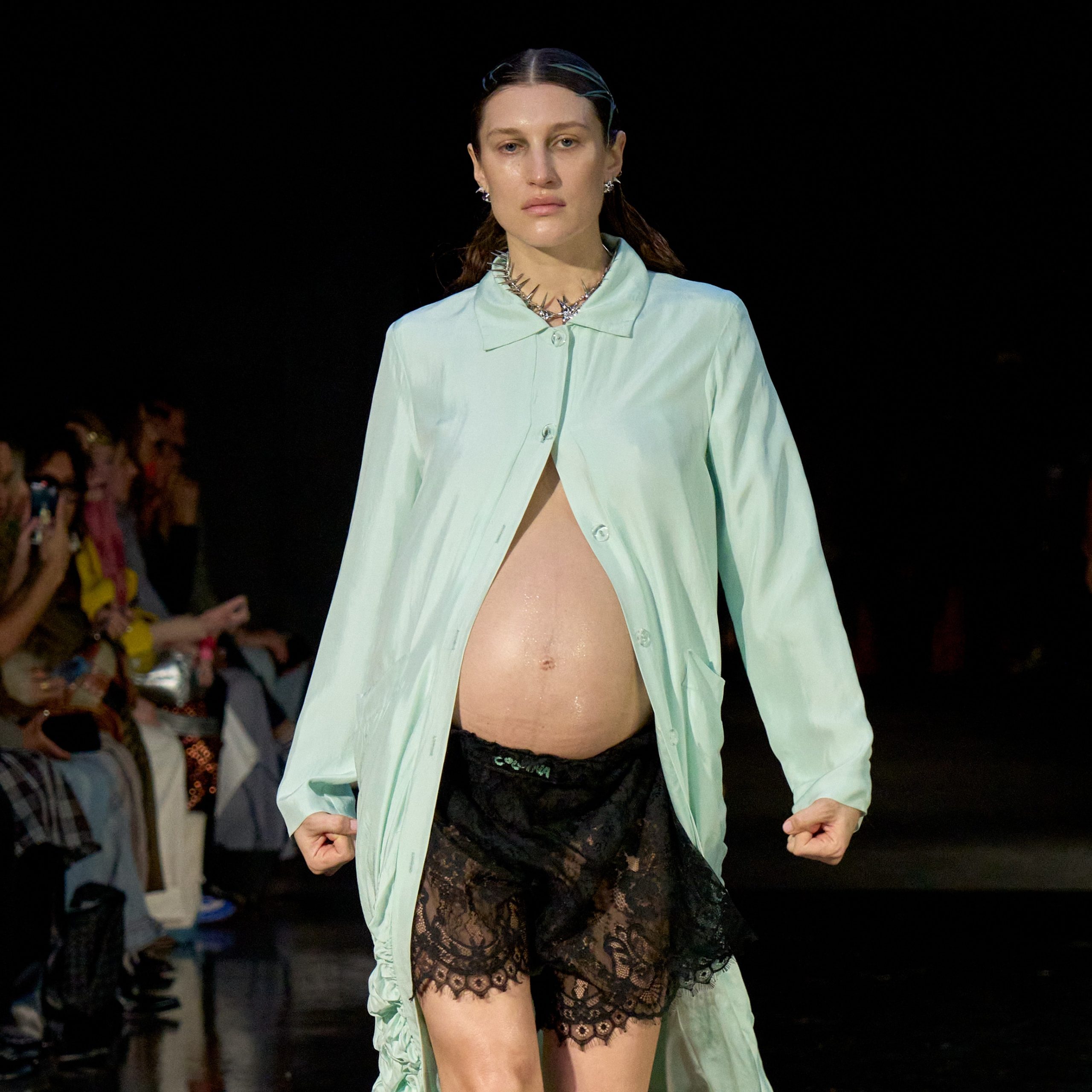 Maddie Moon defilează gravidă la New York Fashion Week