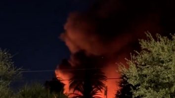 VIDEO. Un avion de mici dimensiuni s-a prăbușit într-un parc de case mobile din Florida. Aeronava a izbucnit în flăcări