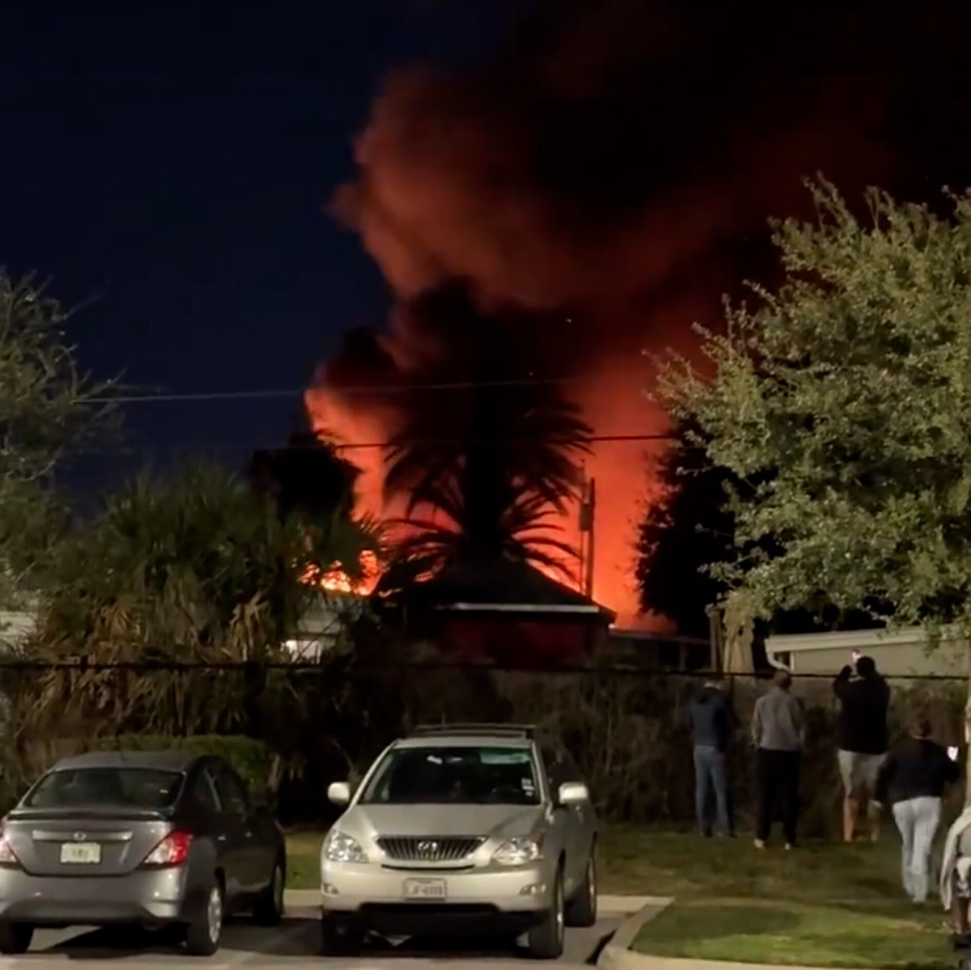 VIDEO. Un avion de mici dimensiuni s-a prăbușit într-un parc de case mobile din Florida. Aeronava a izbucnit în flăcări