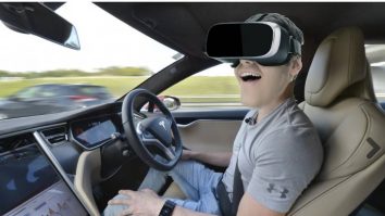 Videoclipurile cu șoferii Tesla care folosesc căști VR s-au viralizat. SUA trag un semnal de alarmă