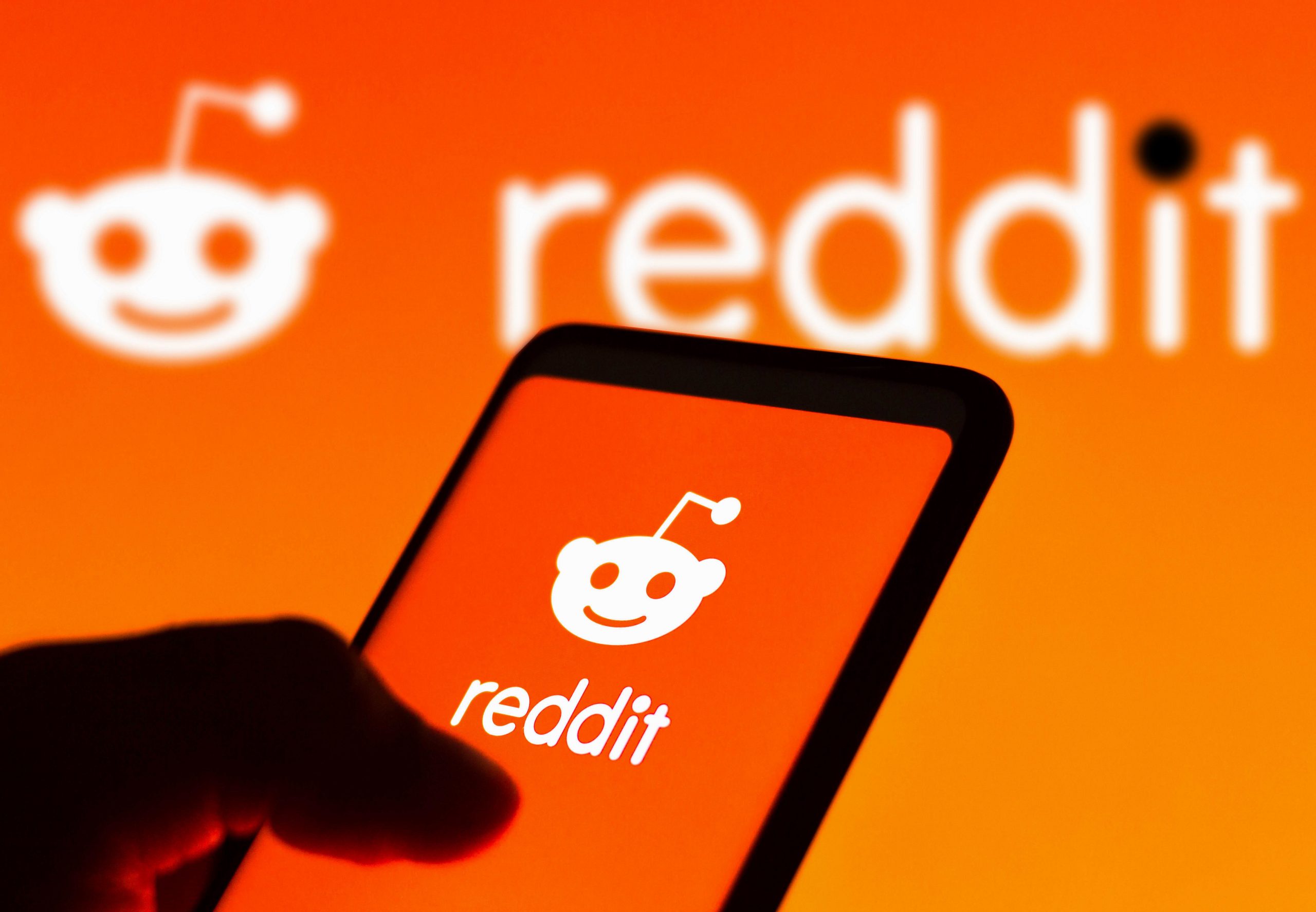 Google Gemini se va antrena cu Reddit. Au bătut palma pe 60 milioane de dolari