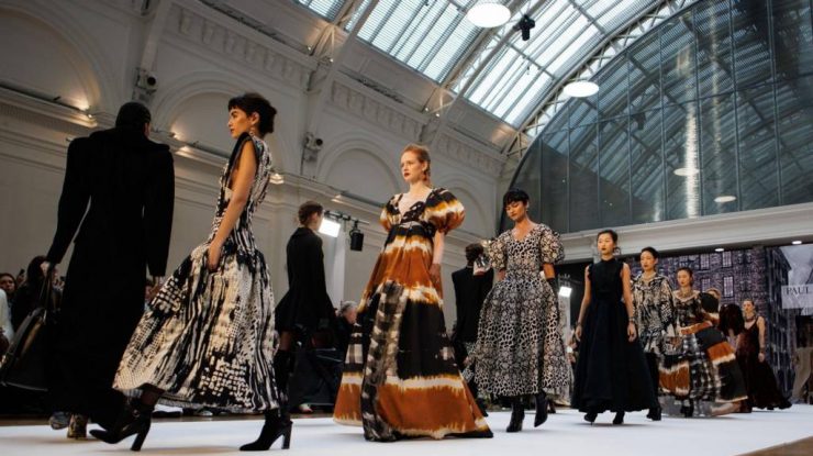 FOTO. Paul Costelloe defilează la London Fashion Week. A prezentat colecția toamnă/iarnă 2024
