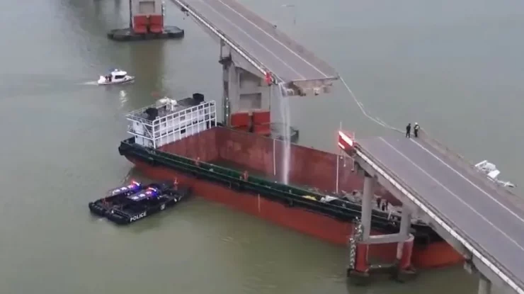 Un vapor a intrat pe un pod, aruncând mașini în râul din Guangzhou. Două persoane au murit iar trei sunt dispărute