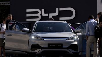 BYD concurează cu Ferrari și Lamborghini. Ce specificații are supercar-ul electric de lux și cât costă?