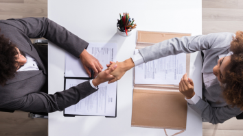 Cum te îmbraci la un interviu de angajare? Experții dezvăluie cele 7 culori pe care te poți baza și ce reprezintă fiecare în ochii angajatorului