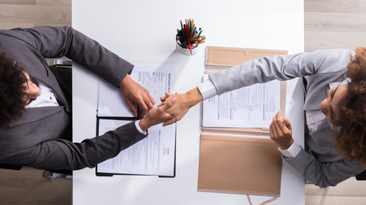 Cum te îmbraci la un interviu de angajare? Experții dezvăluie cele 7 culori pe care te poți baza și ce reprezintă fiecare în ochii angajatorului