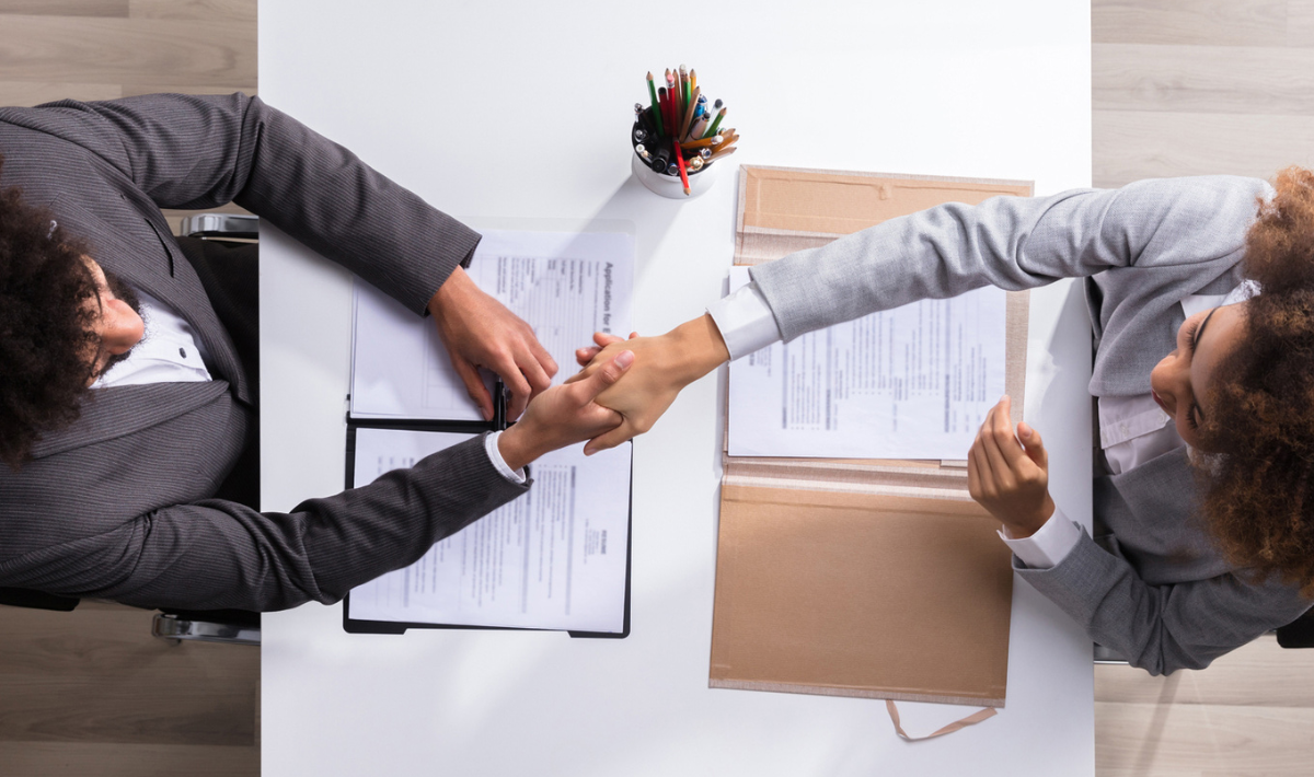 Cum te îmbraci la un interviu de angajare? Experții dezvăluie cele 7 culori pe care te poți baza și ce reprezintă fiecare în ochii angajatorului