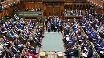 Haosul se declanșează în Parlamentul Regatului Unit în timp ce se votează încetarea focului în Gaza