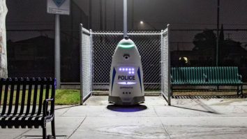 Un robot ține loc de paznic într-un aeroport din Texas. Ce întrebuințări are K5?