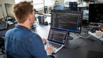 A.I. anulează 1000 de job-uri pe zi. Expert HR:  „Valul de concedieri va ajunge și în România” 