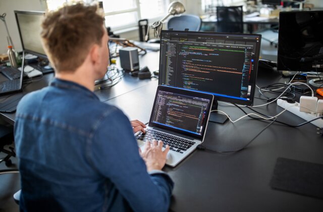 A.I. anulează 1000 de job-uri pe zi. Expert HR:  „Valul de concedieri va ajunge și în România” 