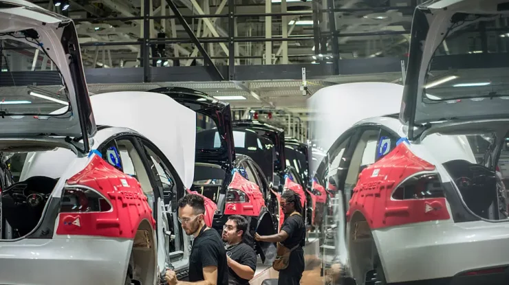 Scurgeri de date privind salariile Tesla: Cât câștigă acum angajații din fabricile lui Elon Musk?