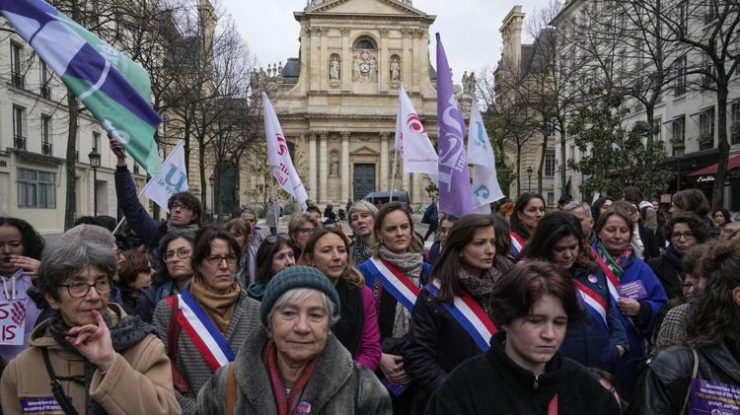 Senatul francez aprobă un proiect de lege prin care avortul devine un drept constituțional