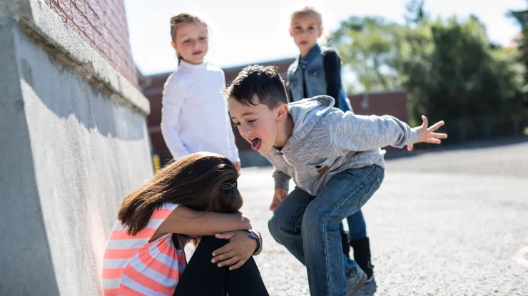 Bullying în școli: Cum ne protejăm copiii și cum îi îndrumăm spre o viață armonioasă