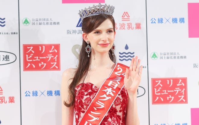 Femeia cu origini ucrainene care a câștigat „Miss Japonia” returnează coroana. Karolina Shiino recunoaște acuzațiile: „Îmi pare rău că v-am mințit”