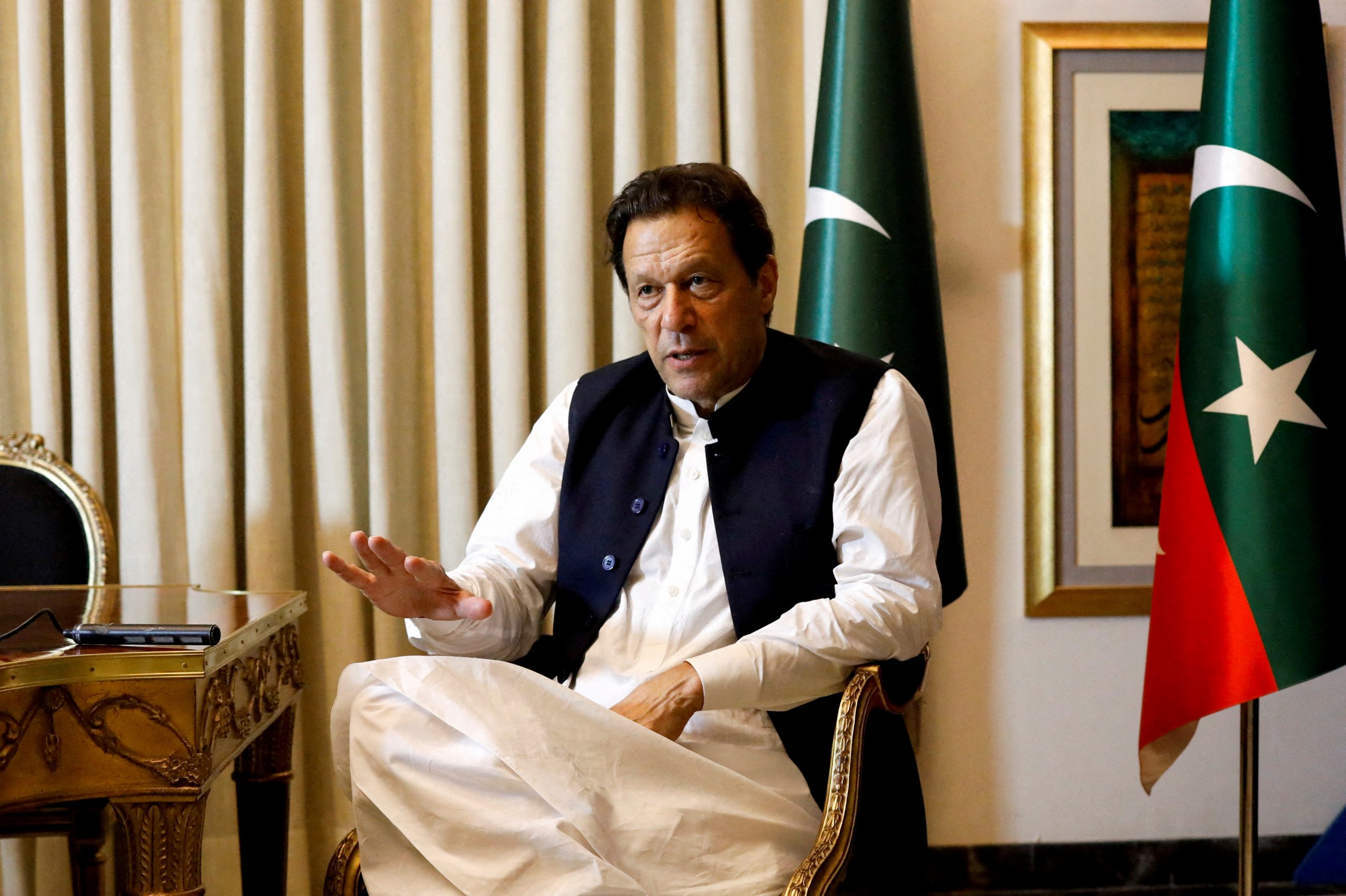 Partidul lui Imran Khan își revendică victoria în alegerile din Pakistan. Armata ar putea avea ultimul cuvânt de spus