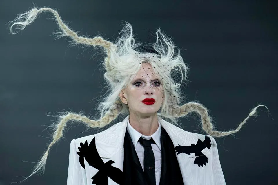 FOTO. Colecția de toamnă Thom Browne a anului 2024 s-a bazat pe „Corbul” de Edgar Allan Poe