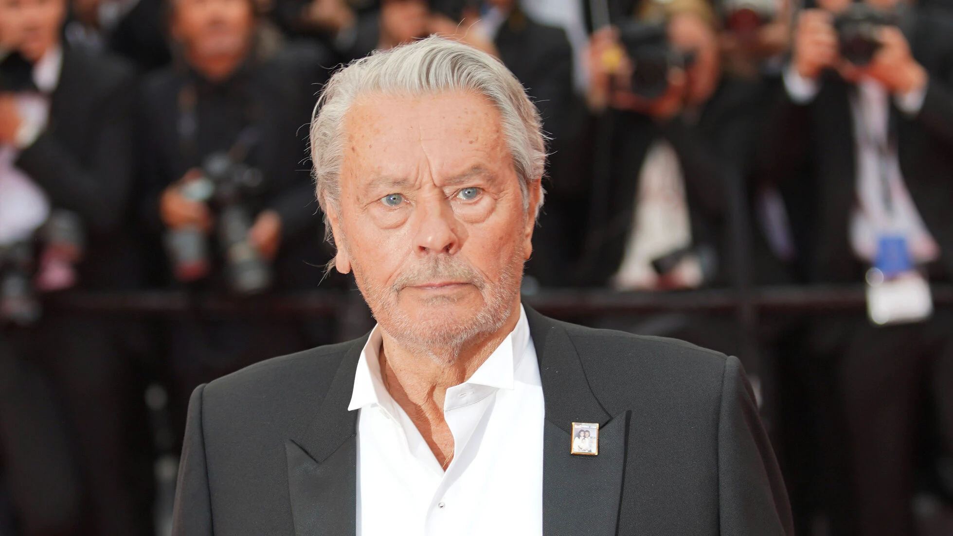 Poliția a confiscat 72 de arme de foc și 3.000 de cartușe din locuința lui Alain Delon. Actorul nu are permis de port-armă