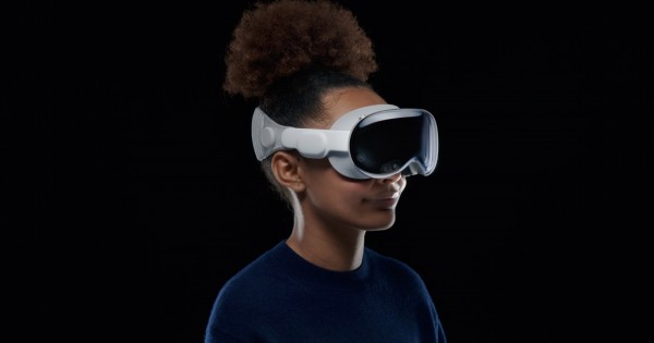 Apple Vision Pro transformă scepticismul în speranță. Ce părere are jurnalistul Nick Bilton