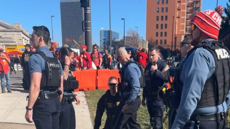 Doi bărbați au fost acuzați de crimă pentru împușcăturile de la parada Super Bowl. O femeie a murit și alte 22 de persoane au fost rănite