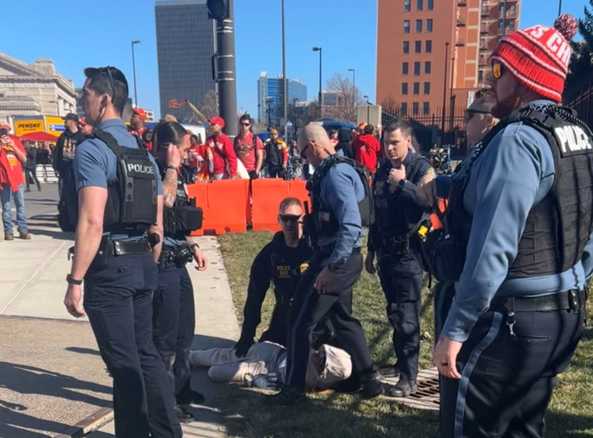 Doi bărbați au fost acuzați de crimă pentru împușcăturile de la parada Super Bowl. O femeie a murit și alte 22 de persoane au fost rănite
