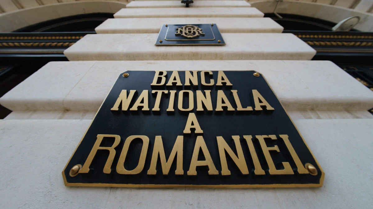 Rezervele valutare la Banca Naţională se situau la finalul lunii septembrie la 65 miliarde euro, faţă de 65,18 miliarde euro luna precedentă. Plăţile scadente în luna octombrie 2025 în contul datoriei publice însumează circa 2,45miliarde euro