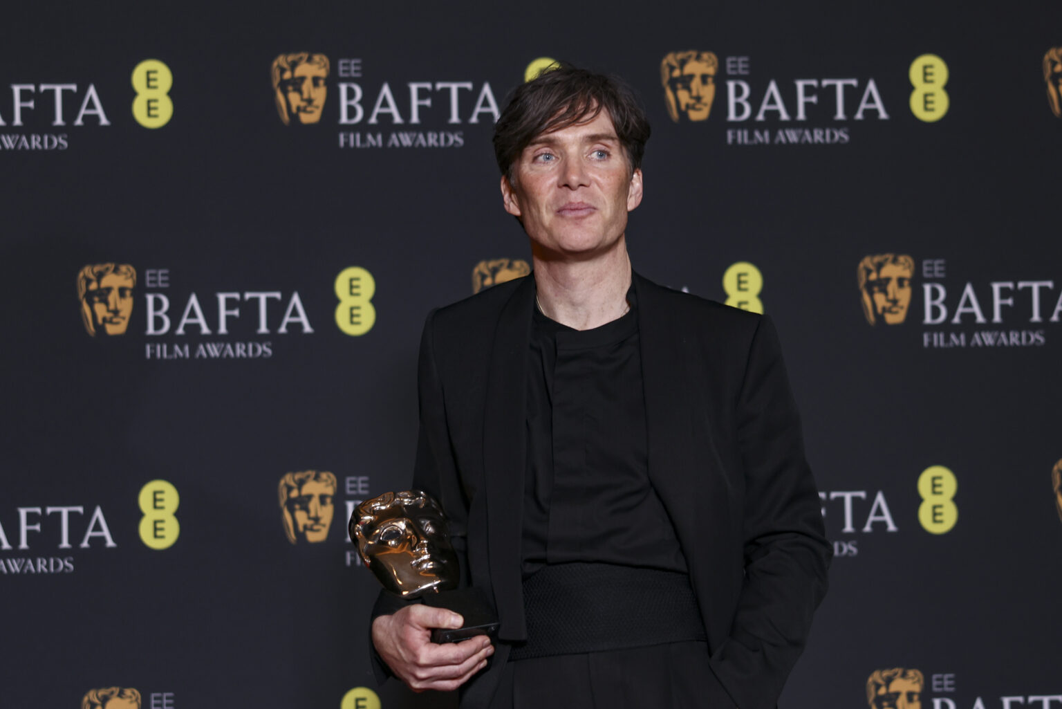 Ținutele care au impresionat pe covorul roșu de la BAFTA Awards. Piersicul a fost culoarea surpriză a nopții