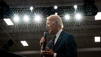 SUA interzic tehnologia de clonare a vocii cu A.I. De ce au luat această decizie și care sunt repercursiunile?