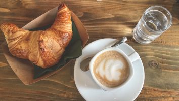 Unde te relaxezi weekendul acesta? COFFeEAST revine la București și aduce vibe-ul cafelei de specialitate într-unul dintre cele mai cool spații din oraș