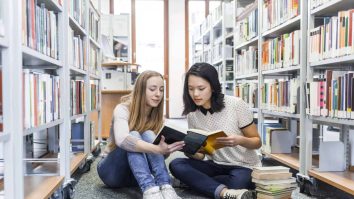 Gen Z citește tot mai mult. Tinerii preferă cărțile fizice și bibliotecile