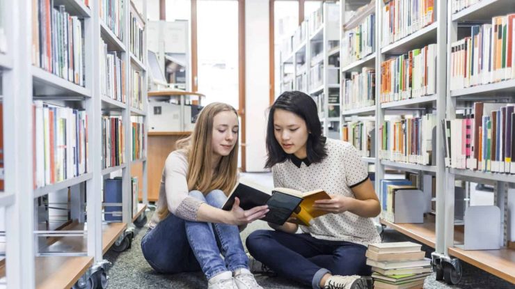 Gen Z citește tot mai mult. Tinerii preferă cărțile fizice și bibliotecile