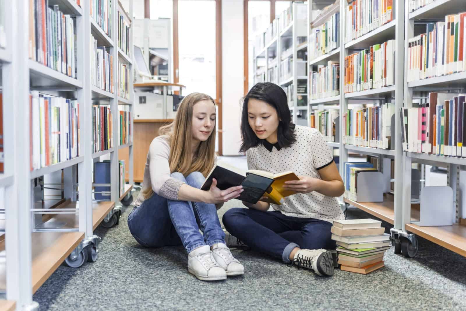 Gen Z citește tot mai mult. Tinerii preferă cărțile fizice și bibliotecile