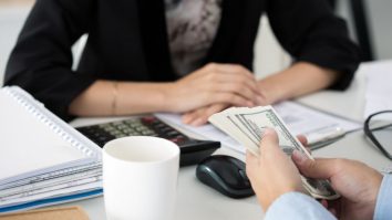 Ciolacu promite salarii brute de 10.000 de lei. În România doar 3 județe au venituri medii de peste 5.000 lei net