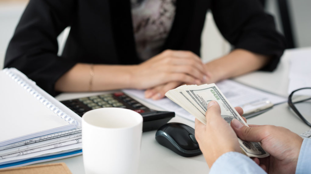 Ciolacu promite salarii brute de 10.000 de lei. În România doar 3 județe au venituri medii de peste 5.000 lei net