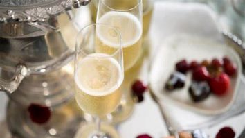 Ciocolata și șampania sunt benefice pentru sănătate. Ce spun medicii