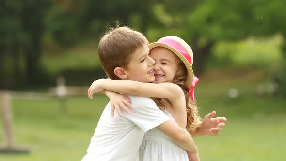 Cum arată iubirea prin ochii unui copil? Elena are 5 ani și îl iubește pe colegul ei, Filip