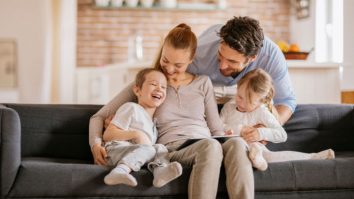 Dragostea unui părinte nu se poate explica în cuvinte. Laura Finklestain: „Momentul în care mi-am cunoscut copilul a fost unul de schimbare de perspectivă”