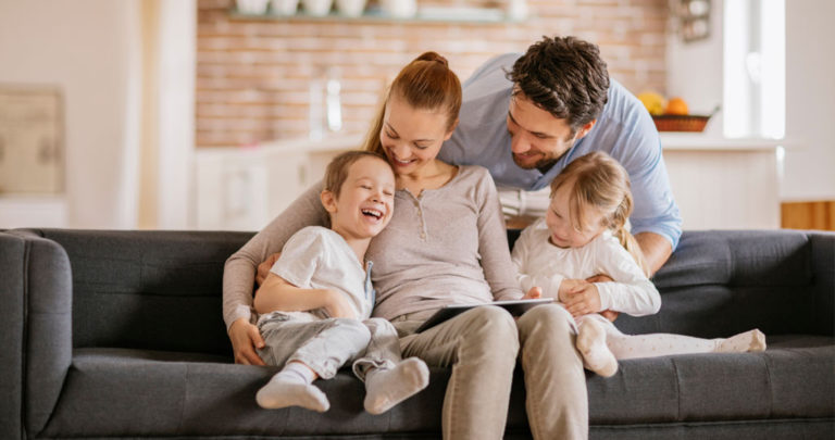 Dragostea unui părinte nu se poate explica în cuvinte. Laura Finklestain: „Momentul în care mi-am cunoscut copilul a fost unul de schimbare de perspectivă”