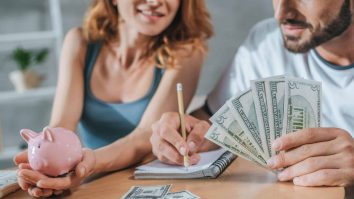 Banii reprezintă principala sursă de conflict pentru 8 din 10 români