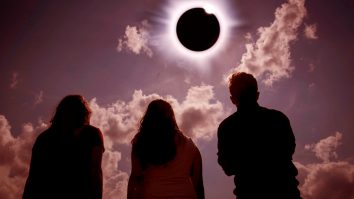 Începe numărătoarea inversă pentru eclipsa totală din aprilie. Când va fi fenomenul vizibil