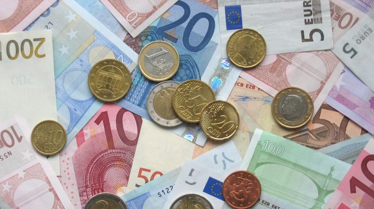 Euro a coborât la cel mai scăzut nivel din acest an. Cât valorează acum moneda
